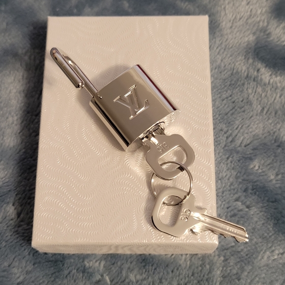 Louis Vuitton Silver Padlock with Keys - Picture 6 of 11